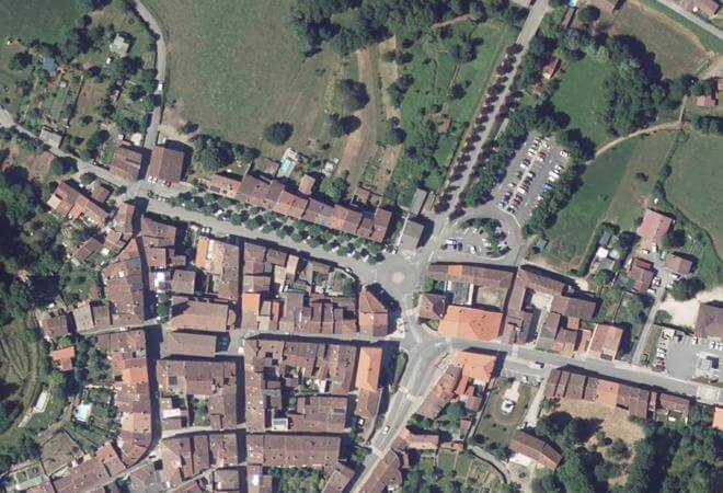 Vue aérienne Champs de Mars : marché le jeudi, La Bastide-de-Sérou