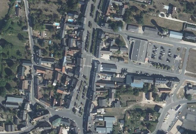 Vue aérienne Halle du Marché, Baugy