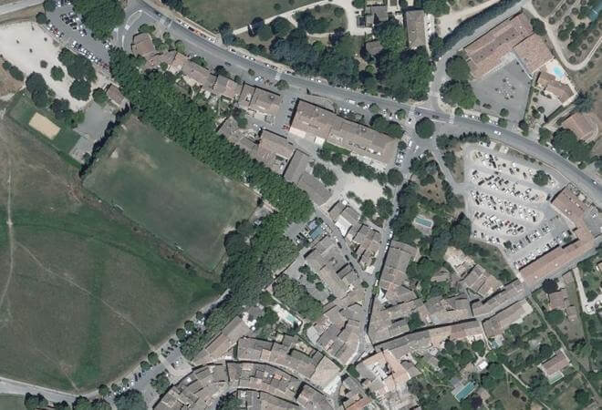 Vue aérienne Marché de Lourmarin, Lourmarin