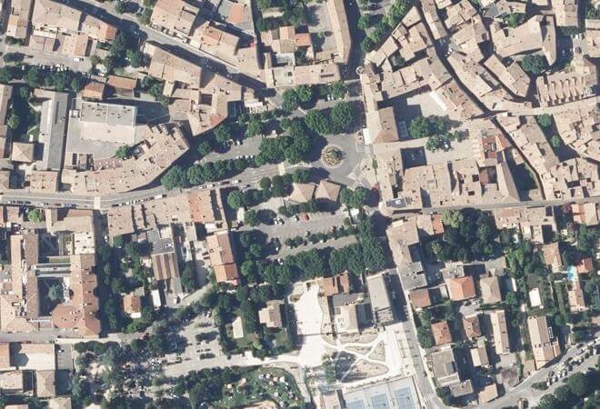 Vue aérienne Marché de producteurs, Nyons