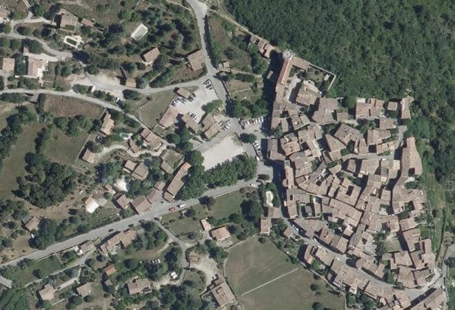 Vue aérienne Marché de Viens, Viens