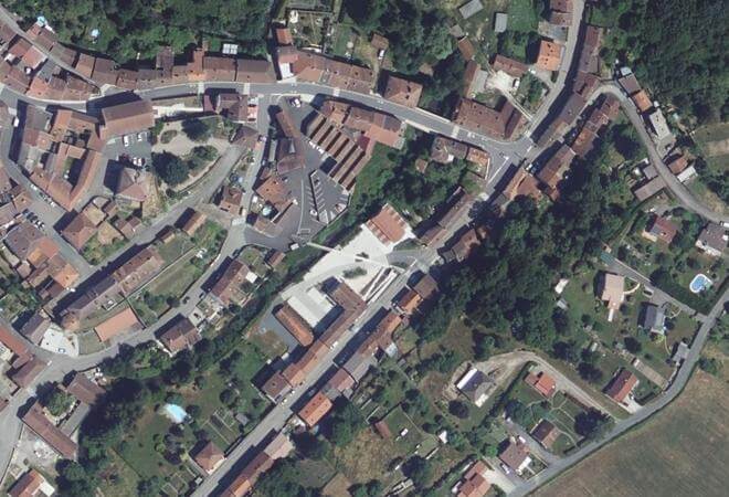 Vue aérienne Marché des producteurs de Darney, Darney