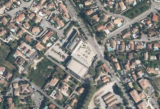 Vue aérienne Marché Des Producteurs Locaux, Velaux