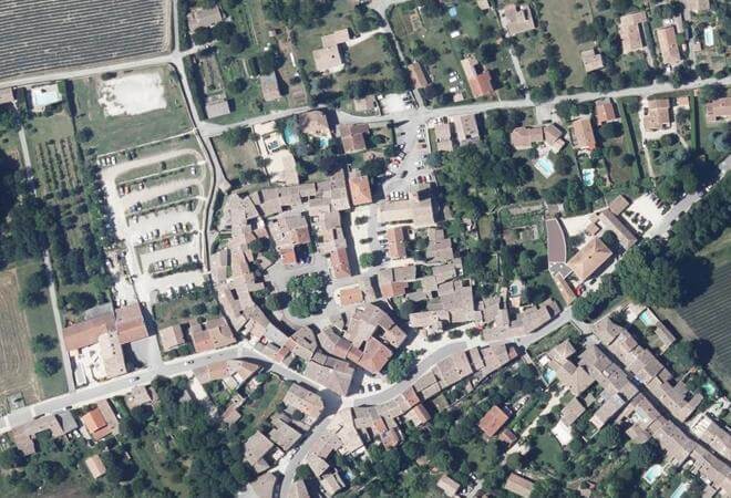 Vue aérienne Marché des producteurs locaux, Saou