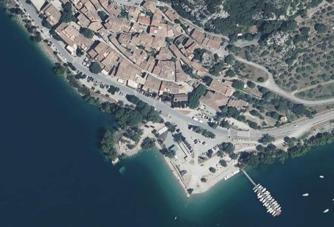 Vue aérienne Marché dominical, Bauduen