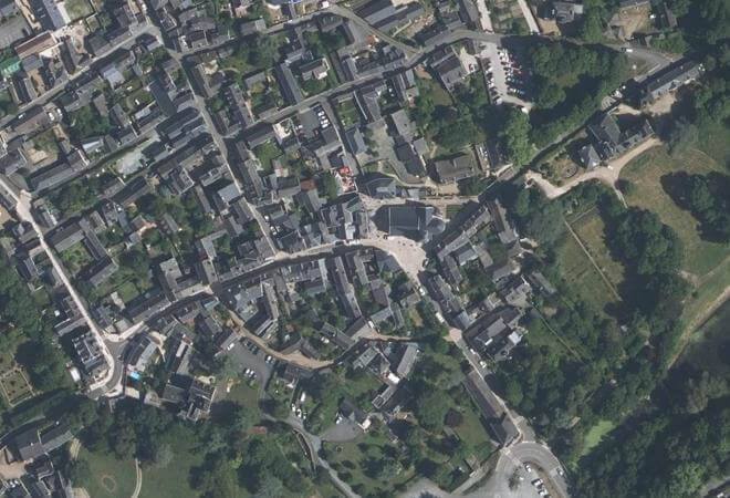 Vue aérienne Marché dominical de Savennières, Savennières