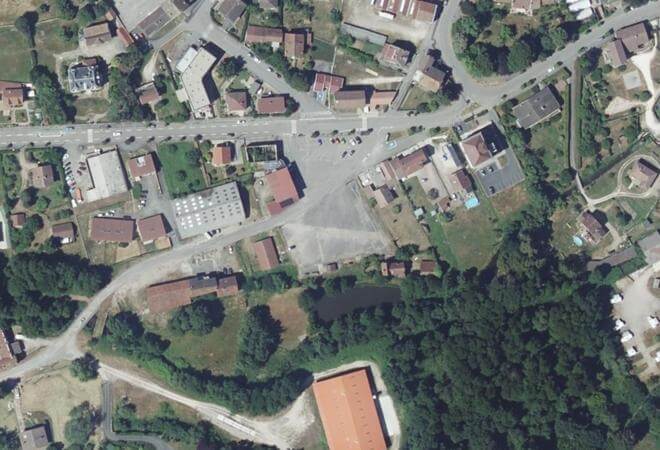 Vue aérienne Marché Hebdomadaire de La Vôge-les-Bains, La Vôge-les-Bains