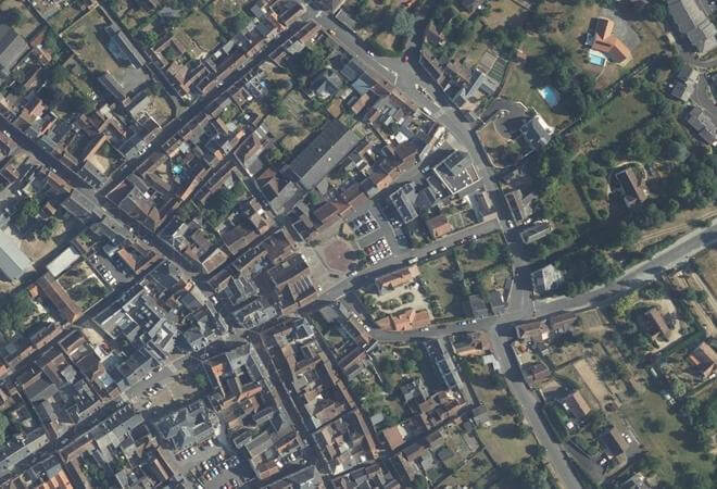Vue aérienne Marché Place Milo Freslon, Descartes