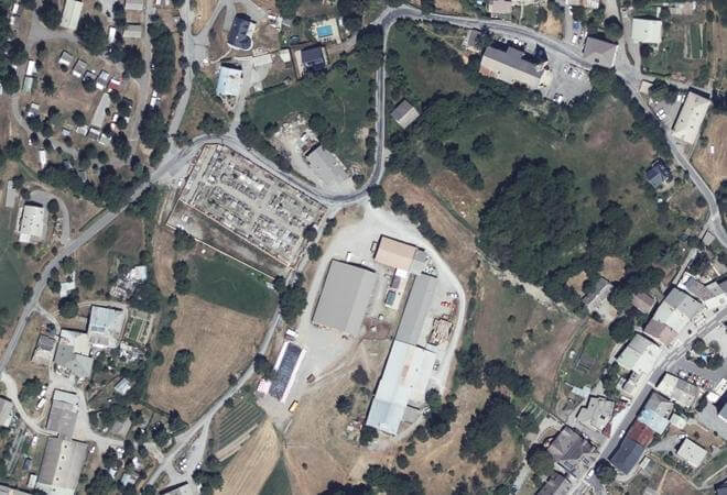 Vue aérienne Marché producteur et artisans bio et/ou locaux, Châteauroux-les-Alpes