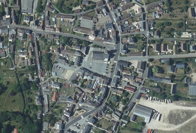 Vue aérienne Place de l'église, La Neuve-Lyre