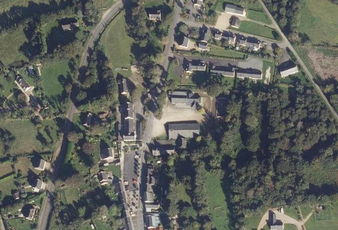 Vue aérienne Place de la Liberté, Brennilis