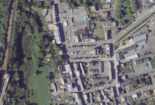 Vue aérienne Place de la Mairie, La Haye-Pesnel