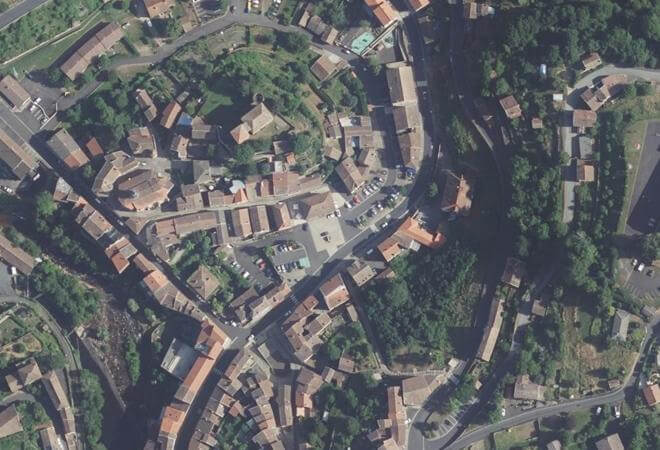 Vue aérienne Place de la mairie, Olliergues