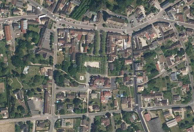 Vue aérienne Place de la paix, Saint-Valérien