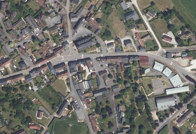 Vue aérienne Place des Tilleuls, Bazoches-sur-Hoëne