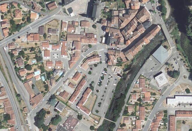 Vue aérienne Place du 19 Mars 1962, Tarascon-sur-Ariège