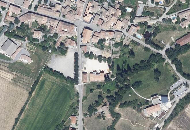 Vue aérienne Place du boulodrome, Lussas