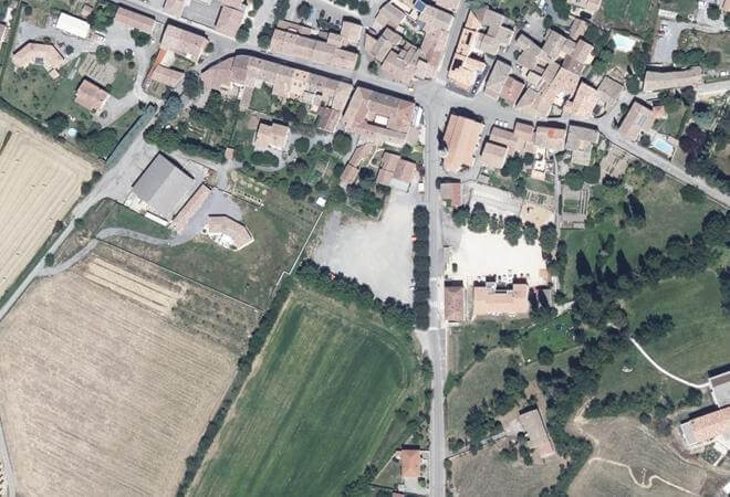 Vue aérienne Place du Film Documentaire, Lussas