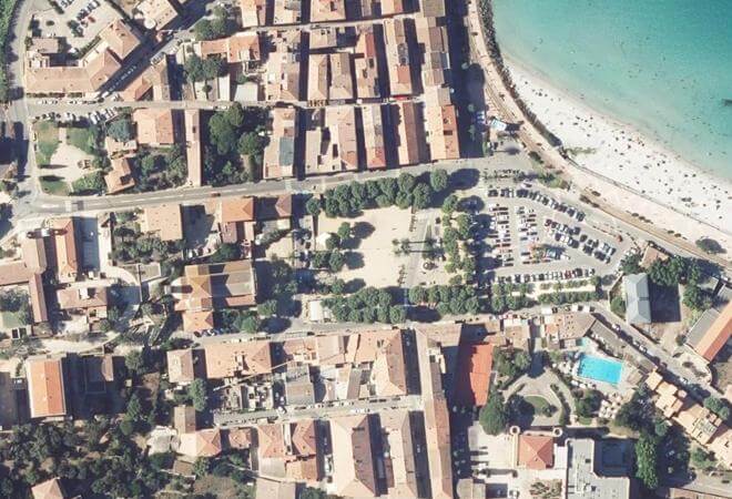 Vue aérienne Place Pascal Paoli, L'Île-Rousse