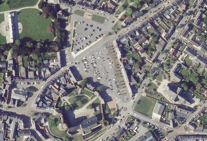 Vue aérienne Place Sainte-Anne, Bricquebec-en-Cotentin