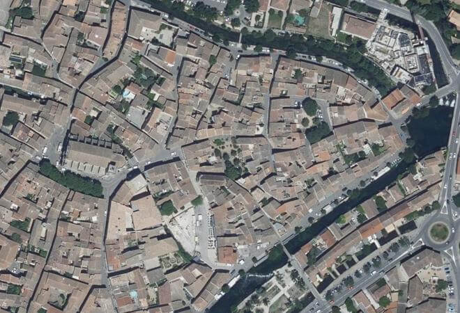 Vue aérienne Place Xavier Battini, L'Isle-sur-la-Sorgue